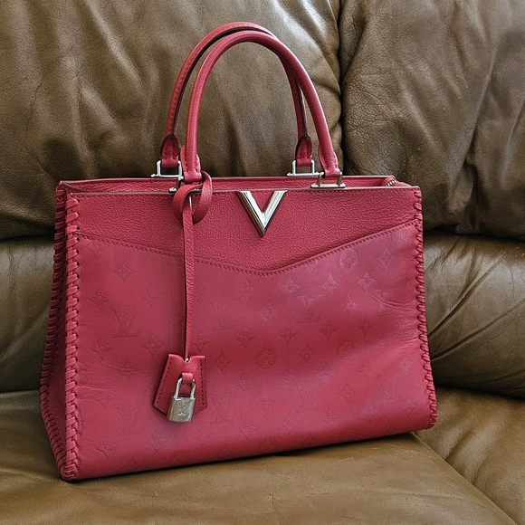 Louis Vuitton Red Leather Monogram Capucines Luxury Designer Handbag - Picture 13 of 16